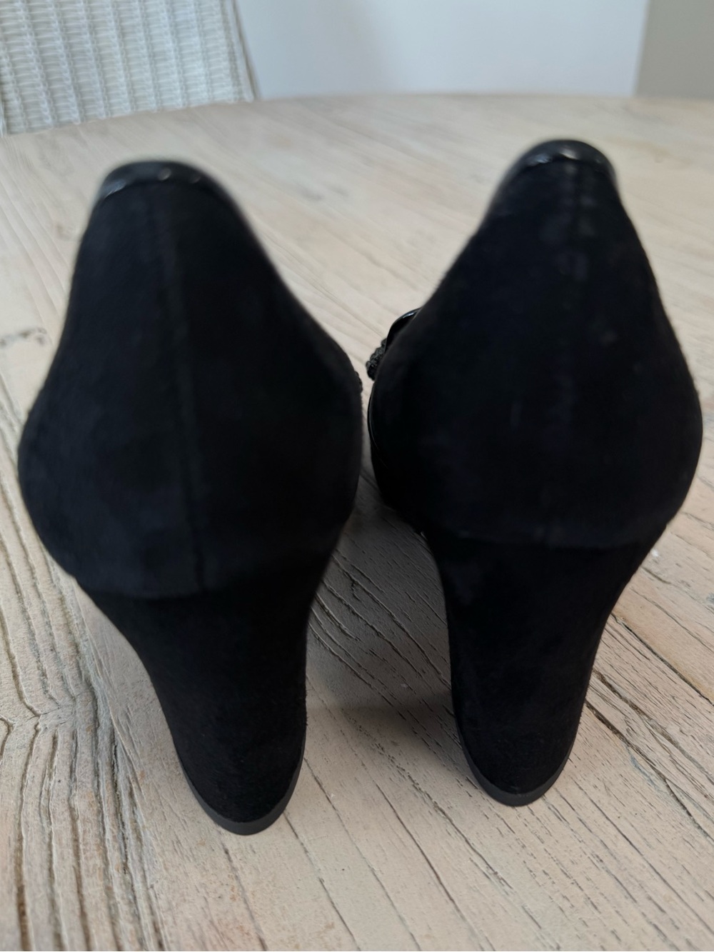 Tory Burch Carissa Embellished Bow Black Suede Pumps Heels 8.5M - Picture 7 of 11